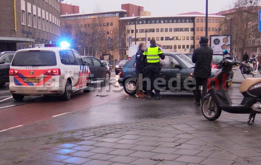 Scooterrijder gewond bij aanrijding met auto in Enschede