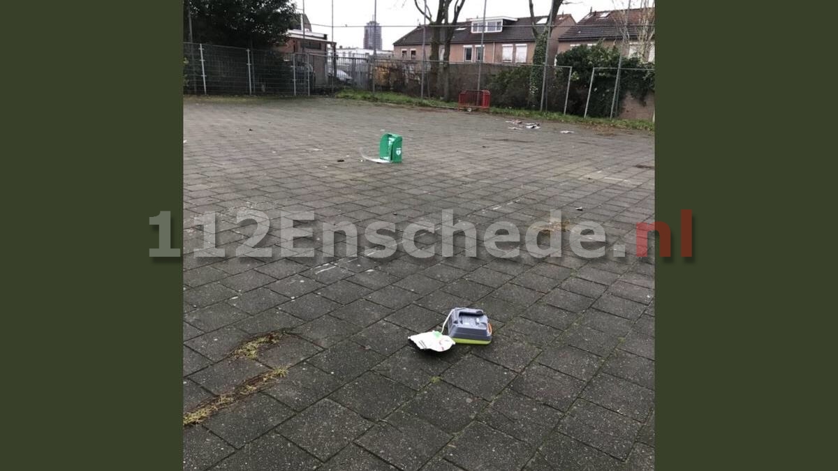 Vandalen trekken AED van de muur in Enschede, defibrillator compleet gesloopt