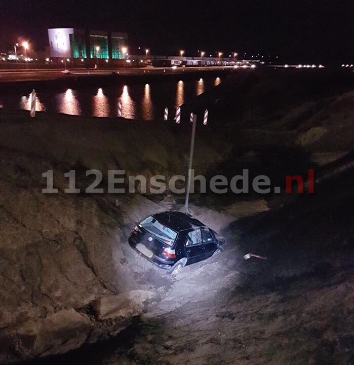 Auto maakt salto op de Westerval in Enschede; bestuurder komt met schrik vrij