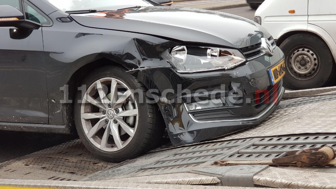 Twee auto’s afgesleept na aanrijding Oldenzaalsestraat Enschede