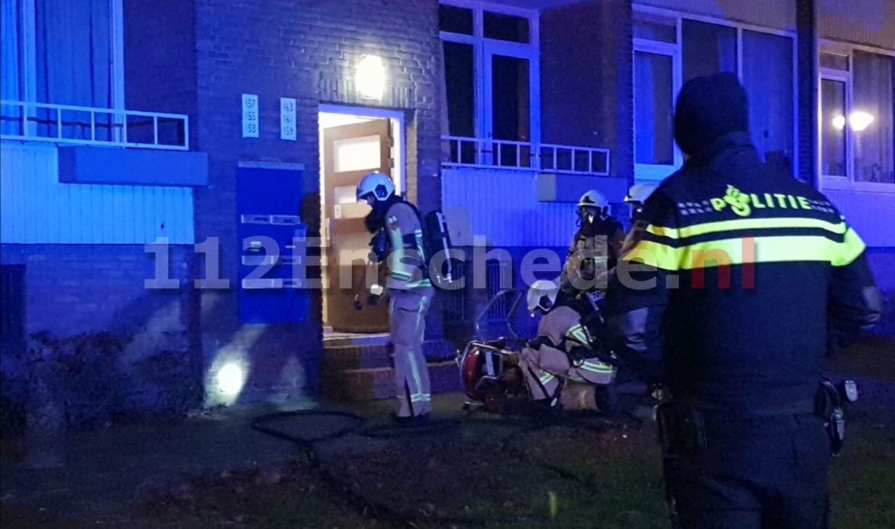 Brandweer blust brand in flatgebouw Enschede