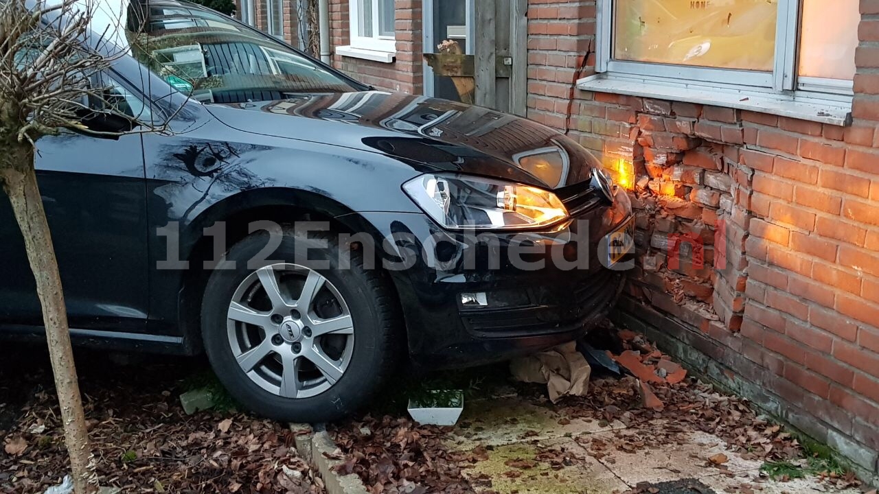 Auto ramt gevel van woning in Enschede