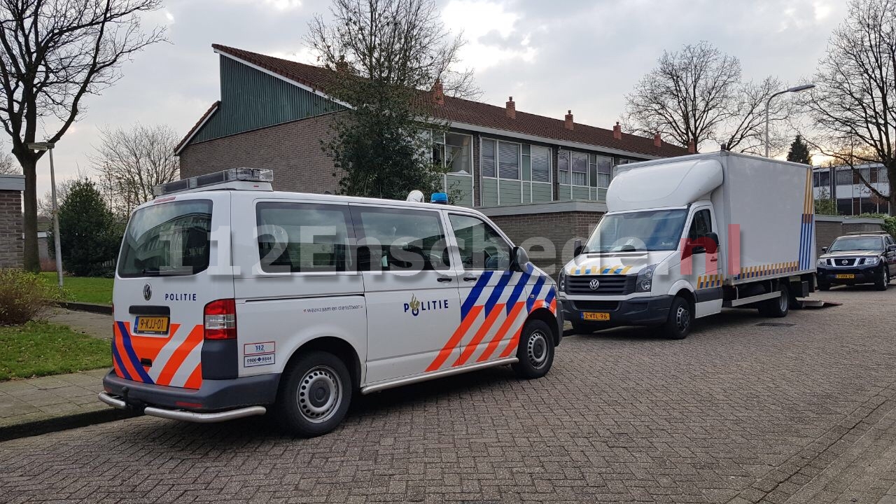 Foto’s: Politie rolt twee hennepkwekerijen op in Enschede