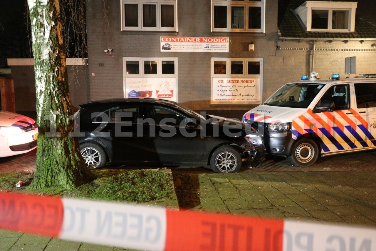 Video: Auto klemgereden na politieachtervolging door Enschede