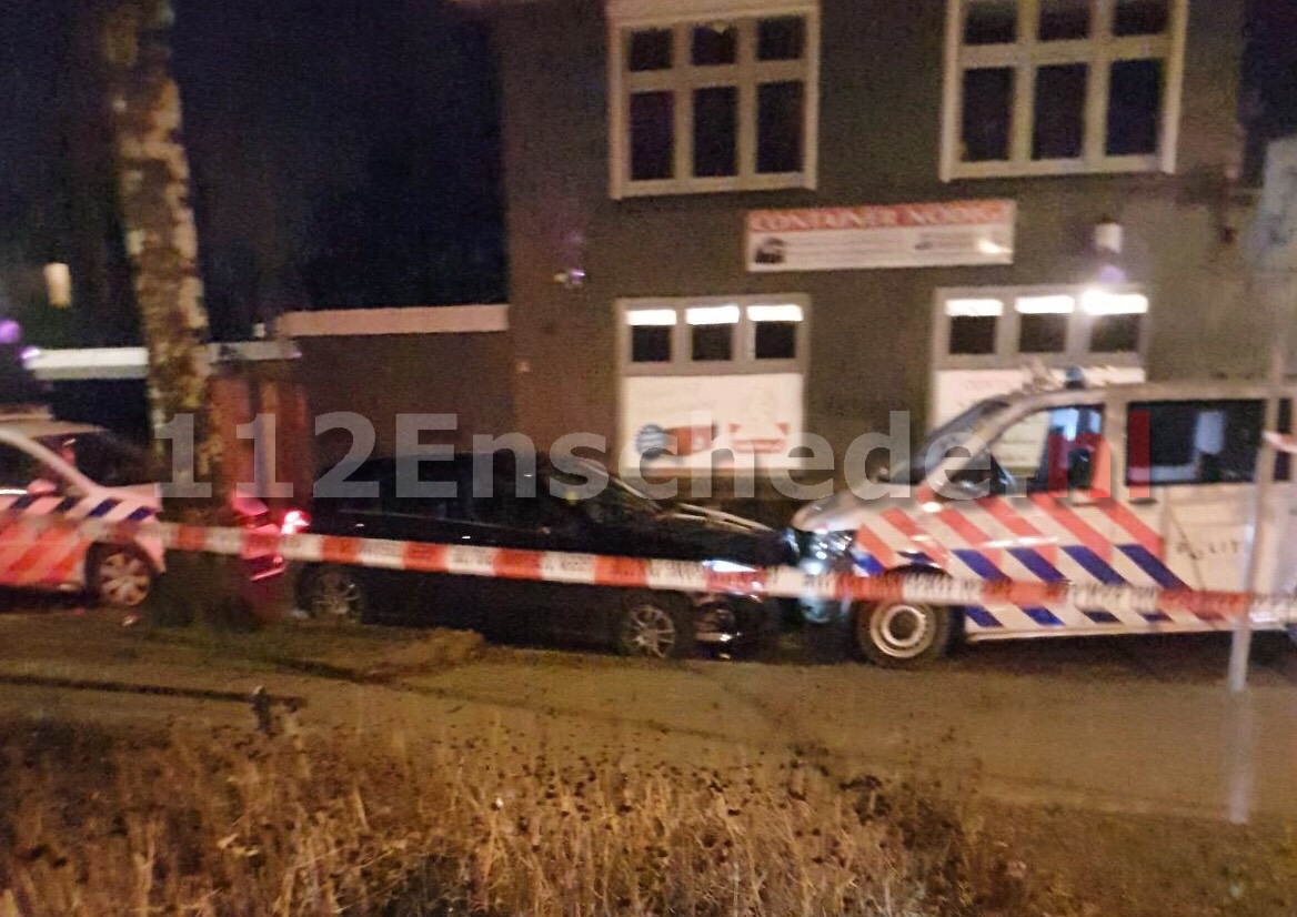 UPDATE (foto): Auto klemgereden na politieachtervolging door Enschede