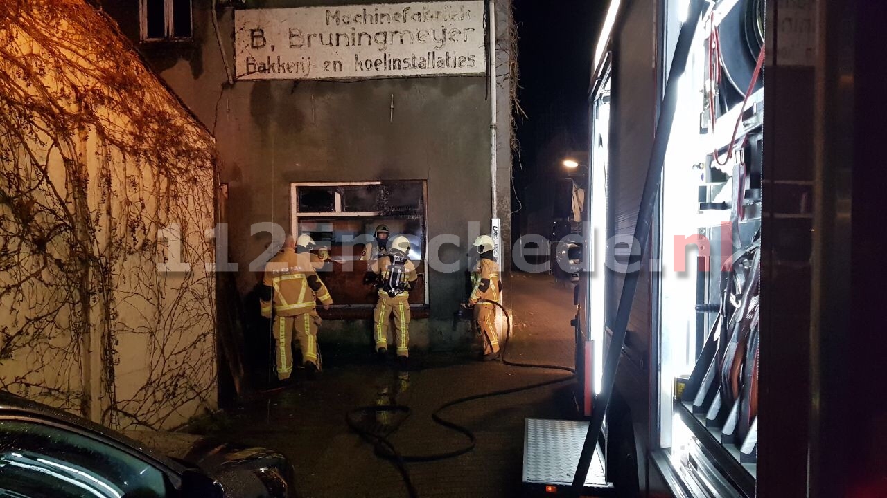 Brandweer blust brand bij pand Niermansgang Enschede