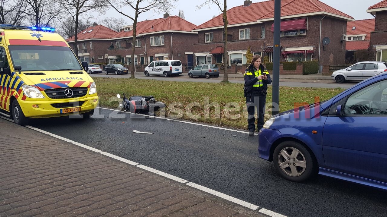 Scooterrijdster gewond bij aanrijding in Enschede