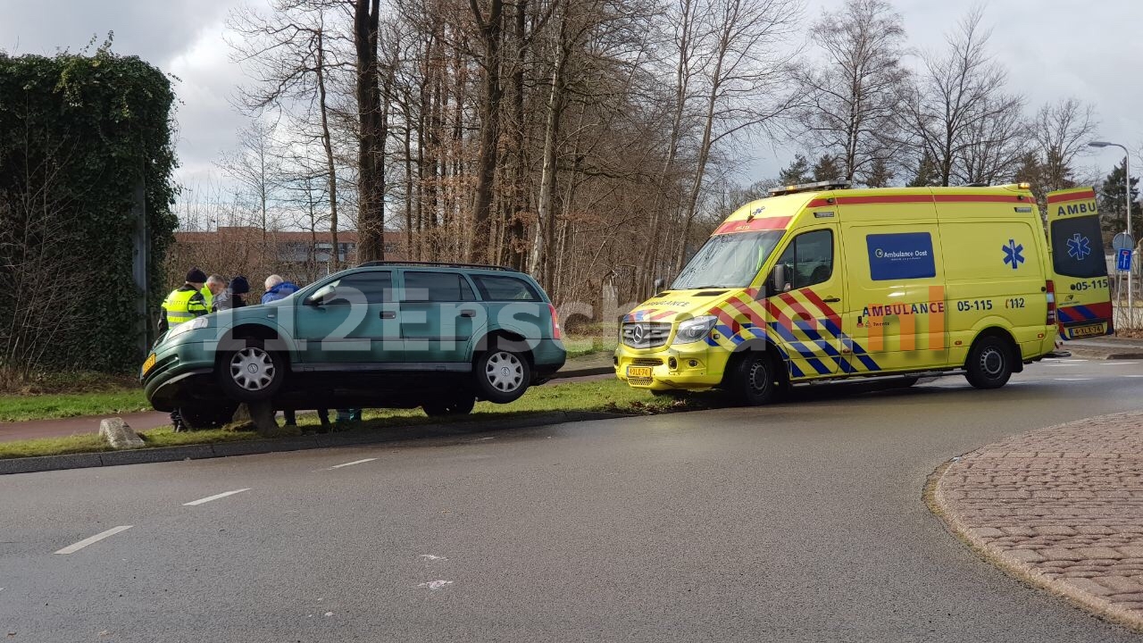 Auto belandt boven op betonblok in Enschede