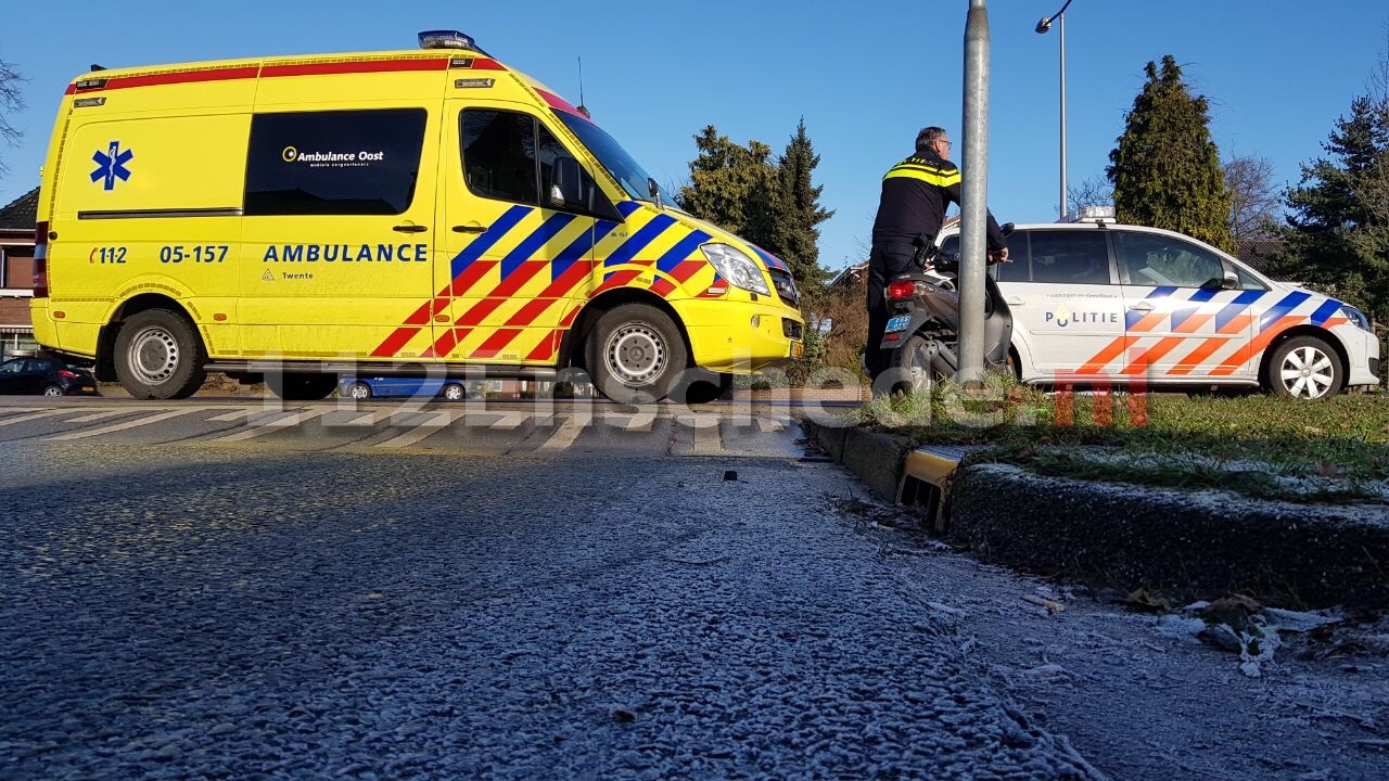 Scooterrijder onderuit door gladheid in Enschede, gewond naar ziekenhuis