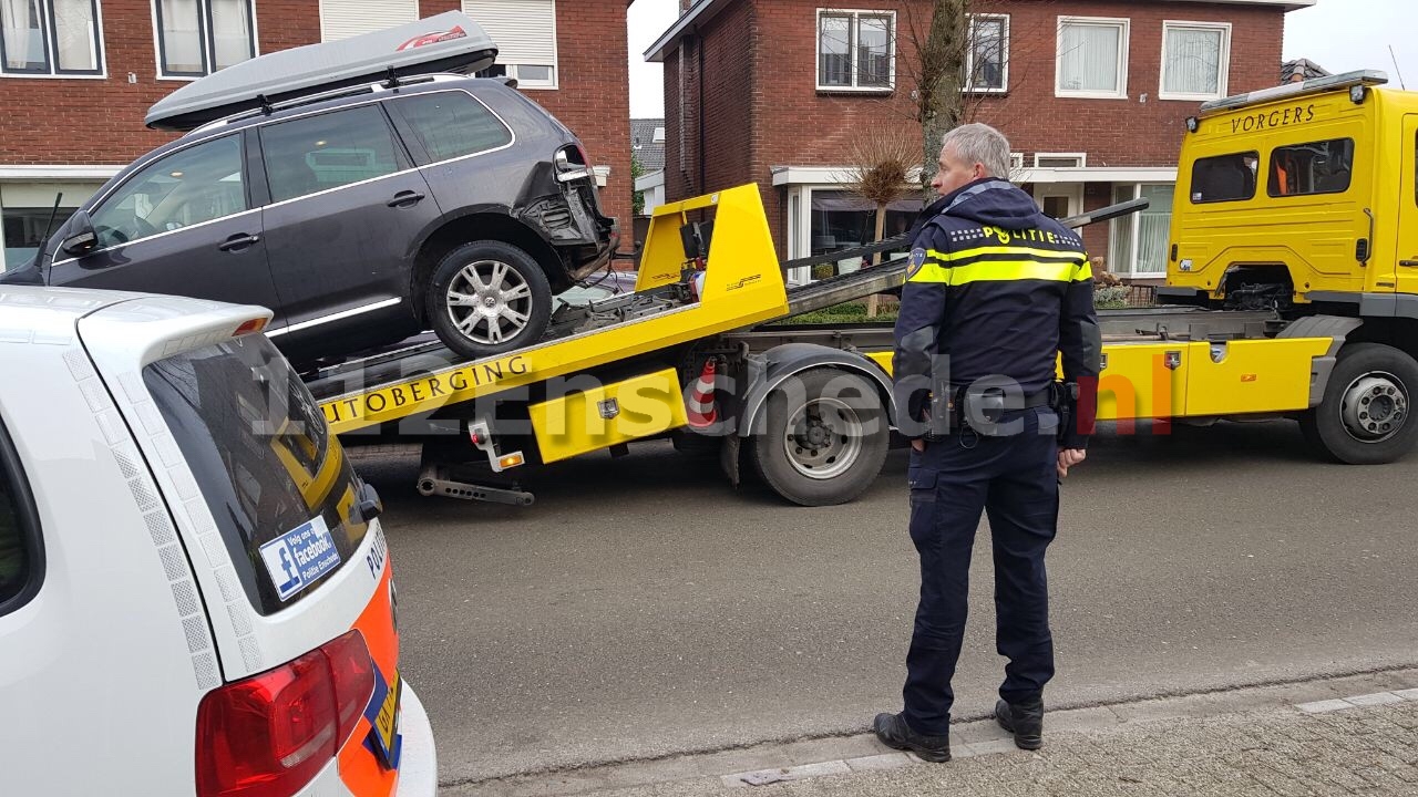 Auto rijdt in op geparkeerde auto in Enschede