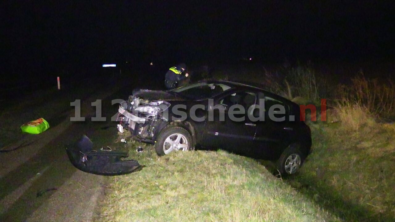 Auto maakt harde klap in sloot en raakt total loss in Enschede