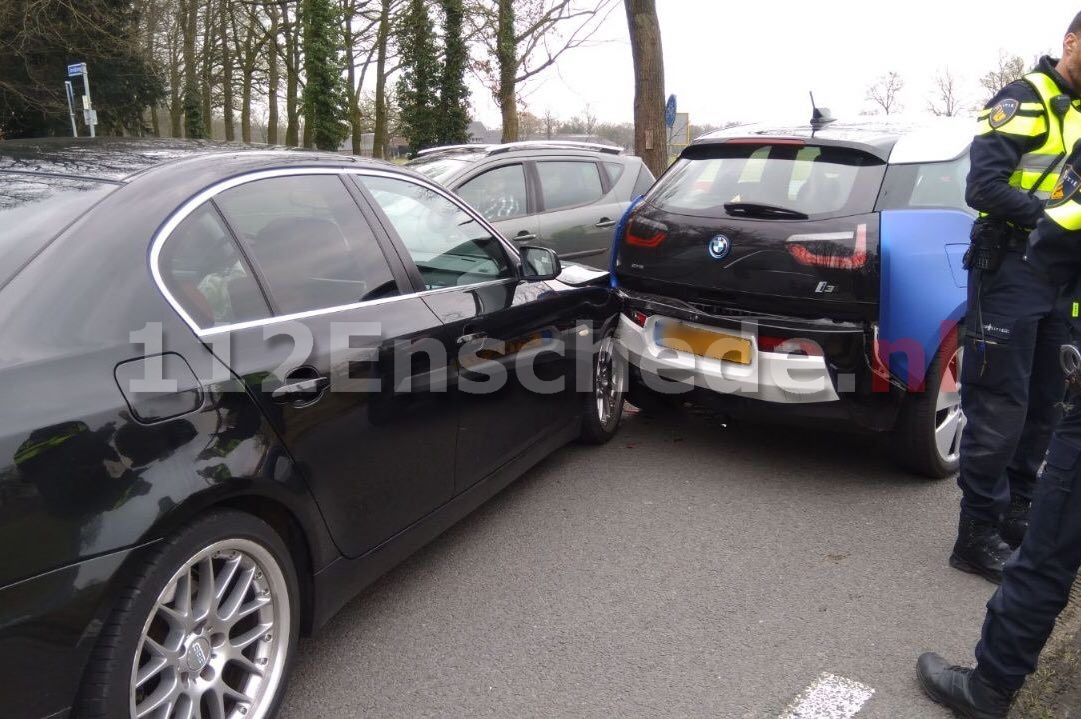 Auto’s botsen op de Buurserstraat in Enschede