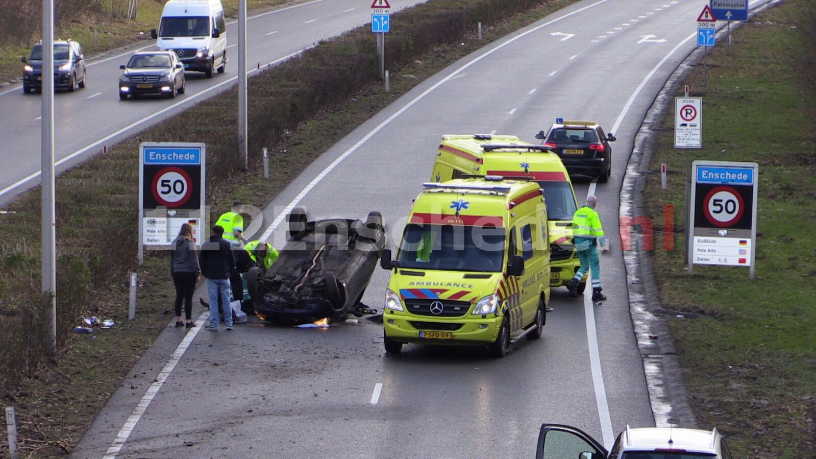 Twee gewonden bij aanrijding Westerval; auto belandt op zijn kop