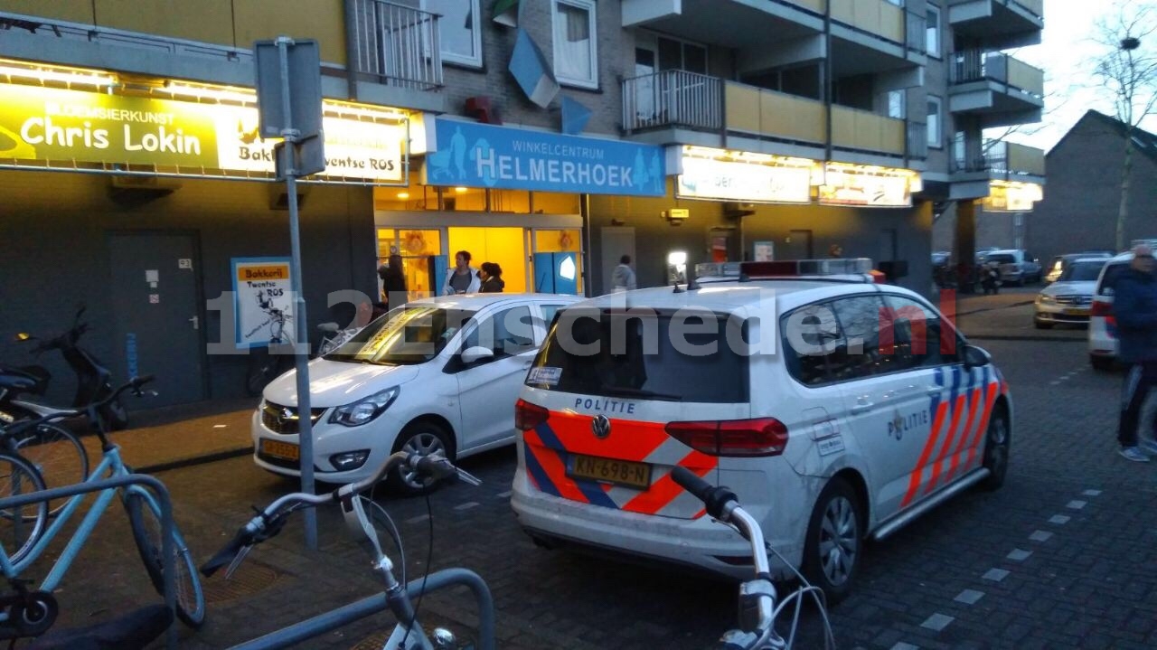 Winkelend publiek houdt overvaller met mes aan in winkel Enschede