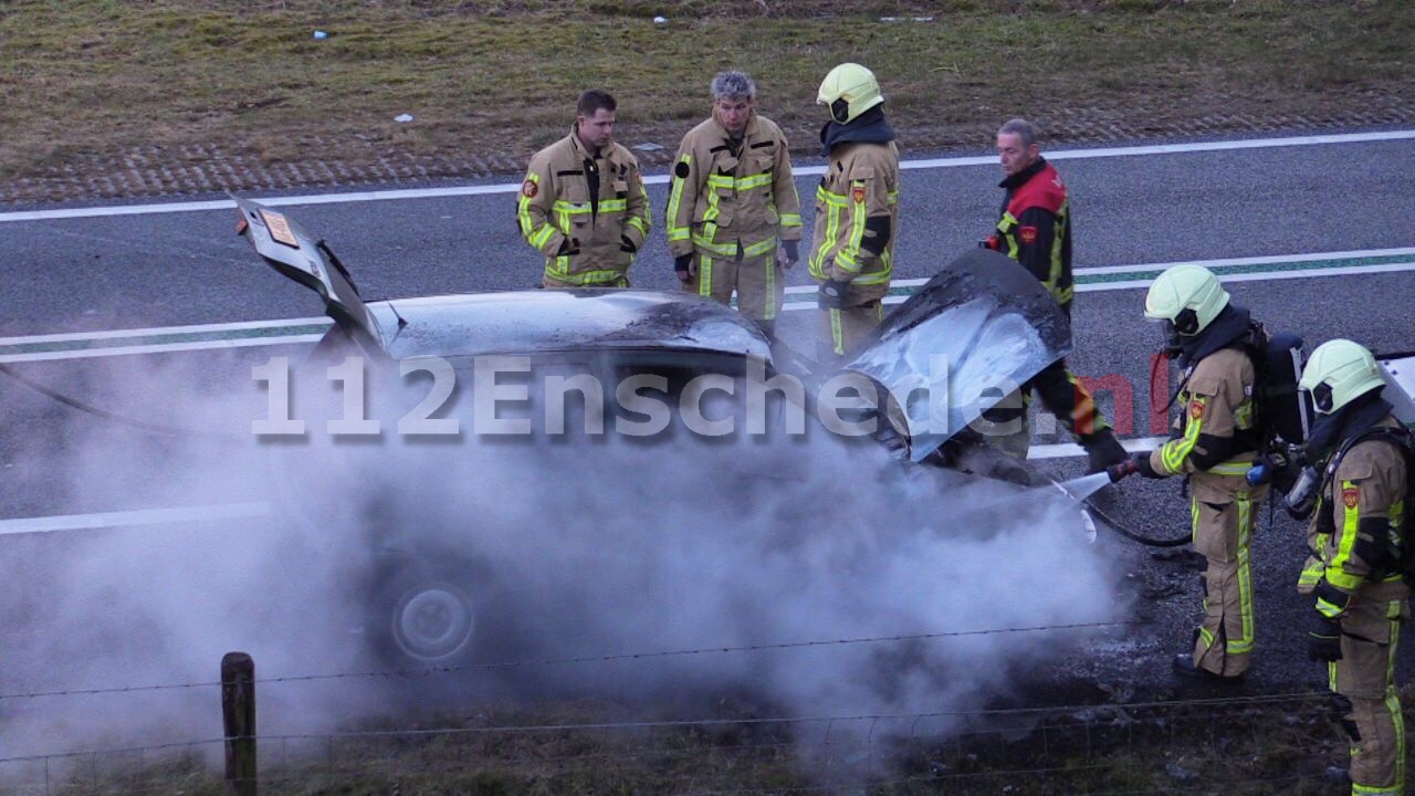 Auto verwoest door brand op de N35 bij Enschede, weg afgesloten