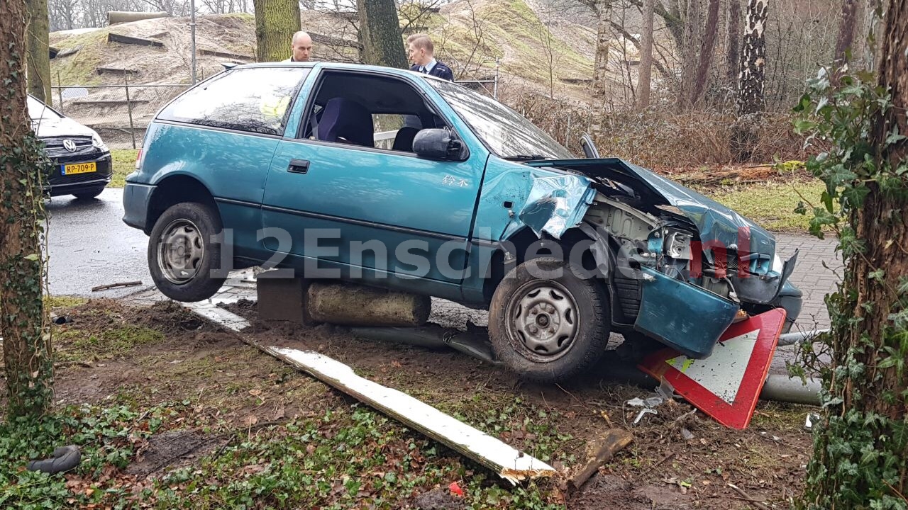 Bestuurder ramt hekwerk op UT Enschede; bijrijder gewond, bestuurder aangehouden