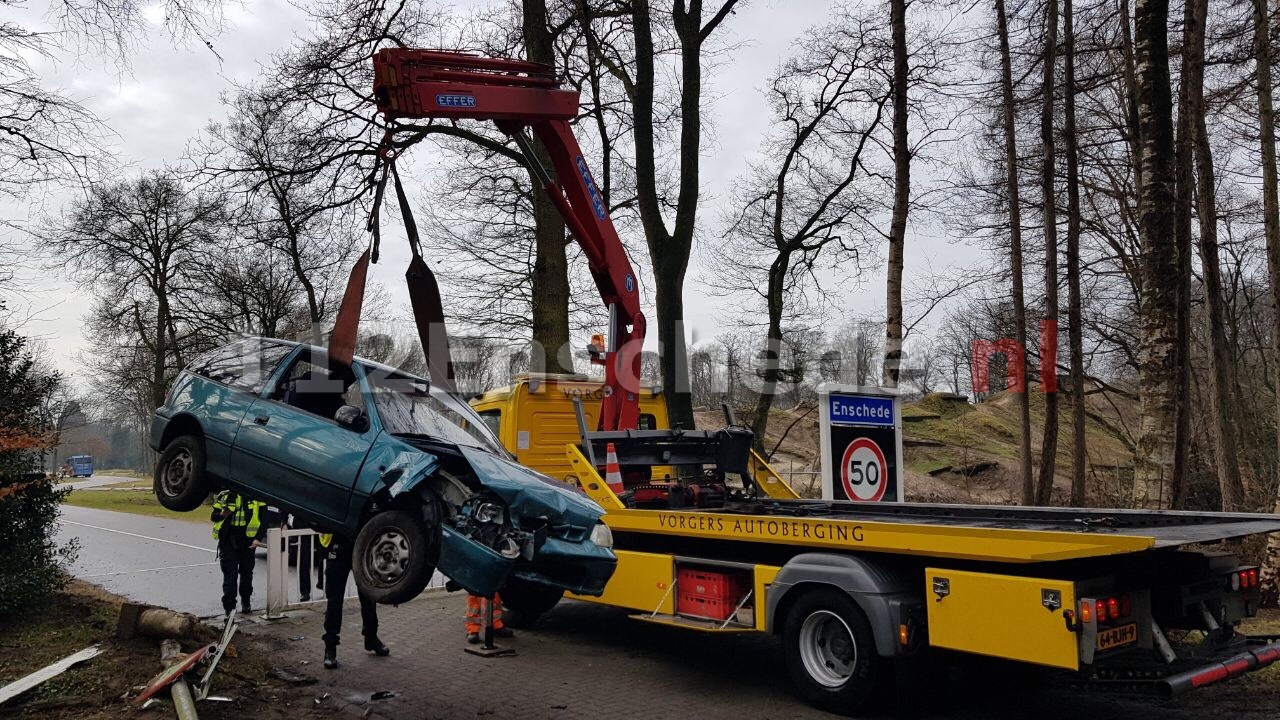 UPDATE: Dronken bestuurder ramt hekwerk op terrein UT Enschede; bijrijder gewond