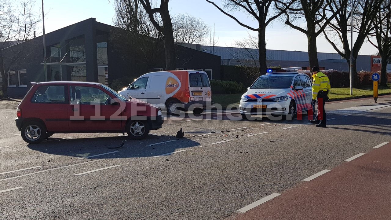 Auto’s botsen op elkaar in Enschede