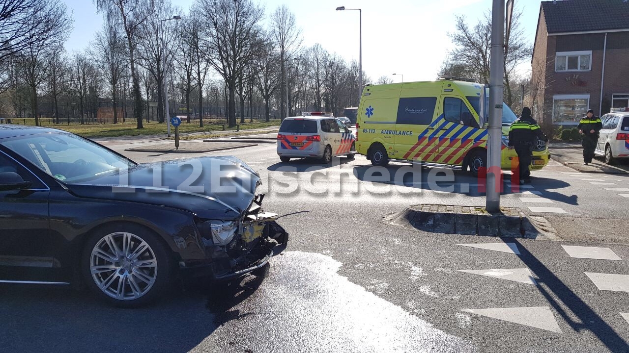 Gewonde en forse schade bij aanrijding Knalhutteweg Enschede; auto wordt weggeslingerd