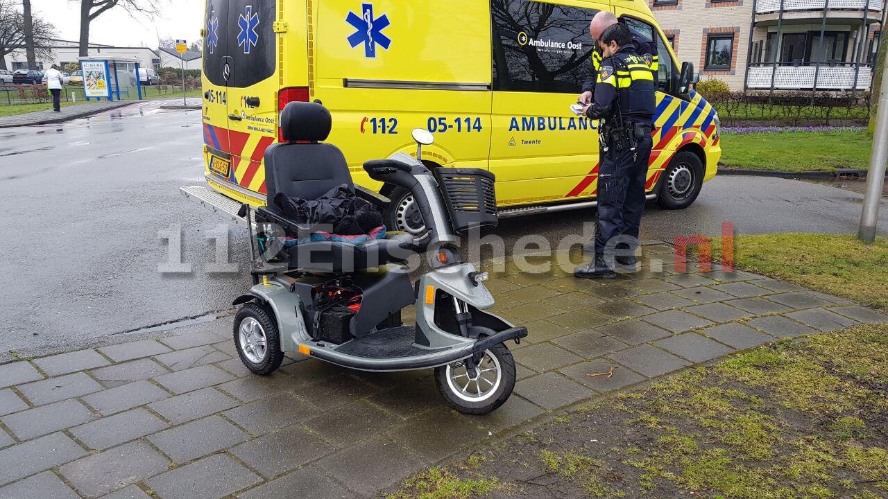 Vrouw op scootmobiel gewond bij aanrijding met taxibus in Enschede