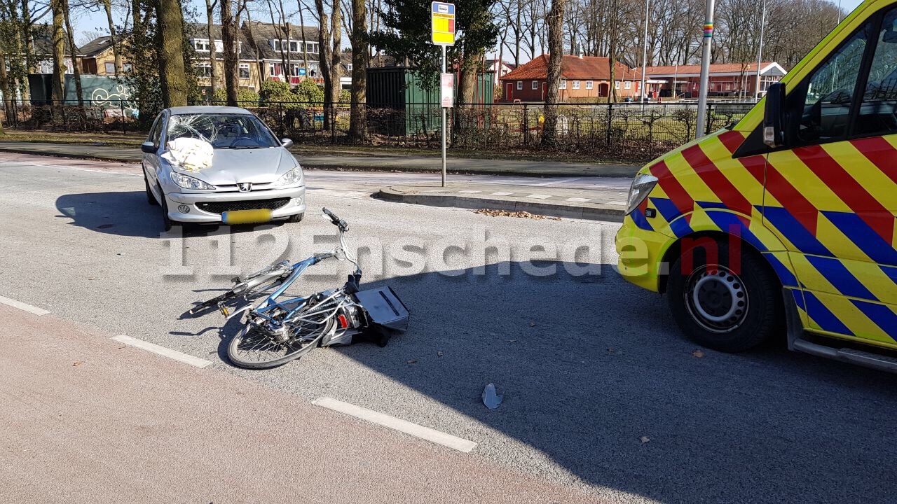 Fietser gewond naar het ziekenhuis na aanrijding met auto in Enschede
