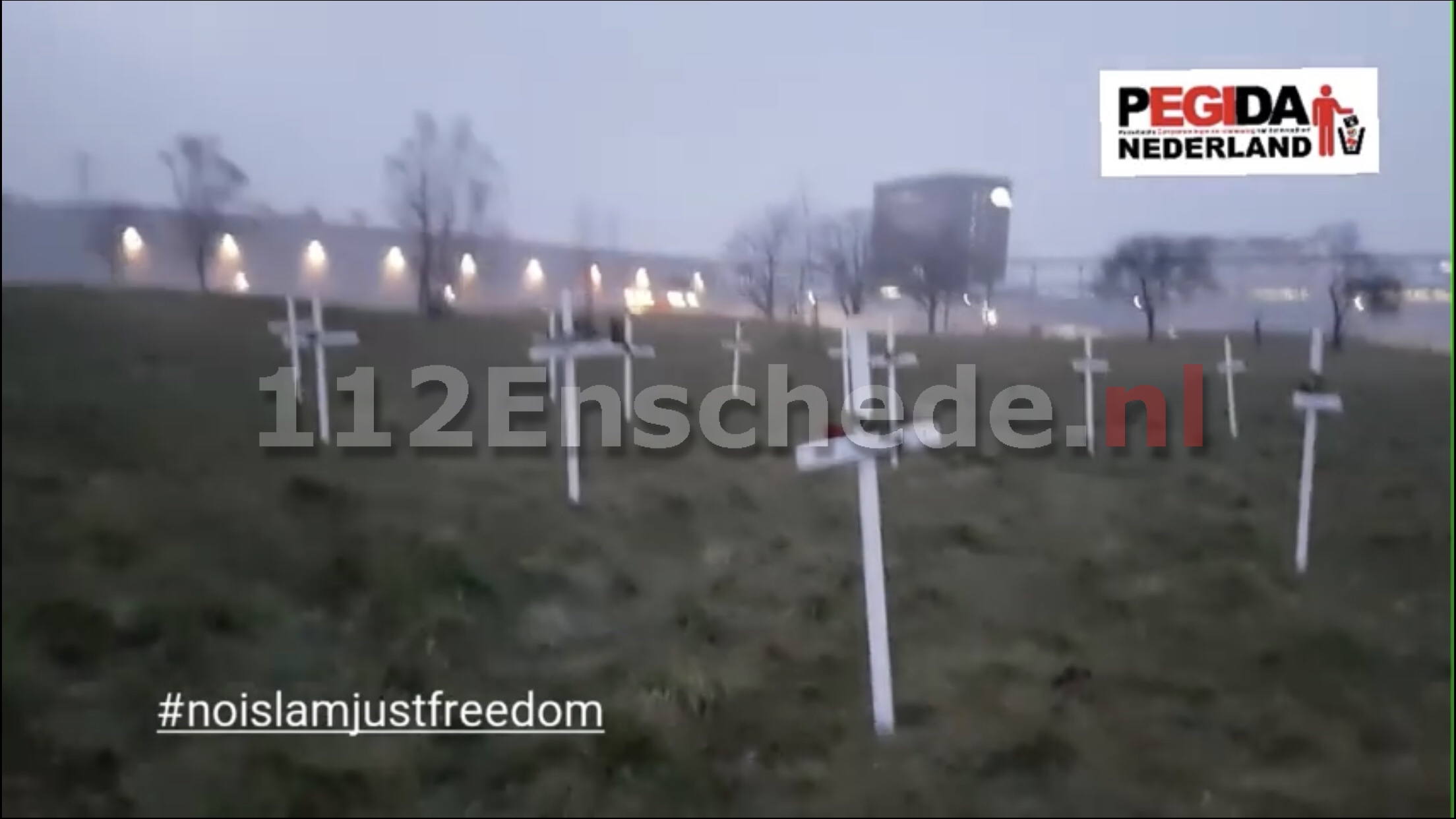 Foto: Anti-Islambeweging Pegida plaatst kruizen in Enschede