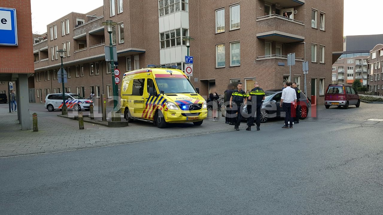 Voetganger gewond naar het ziekenhuis na aanrijding met auto in Enschede