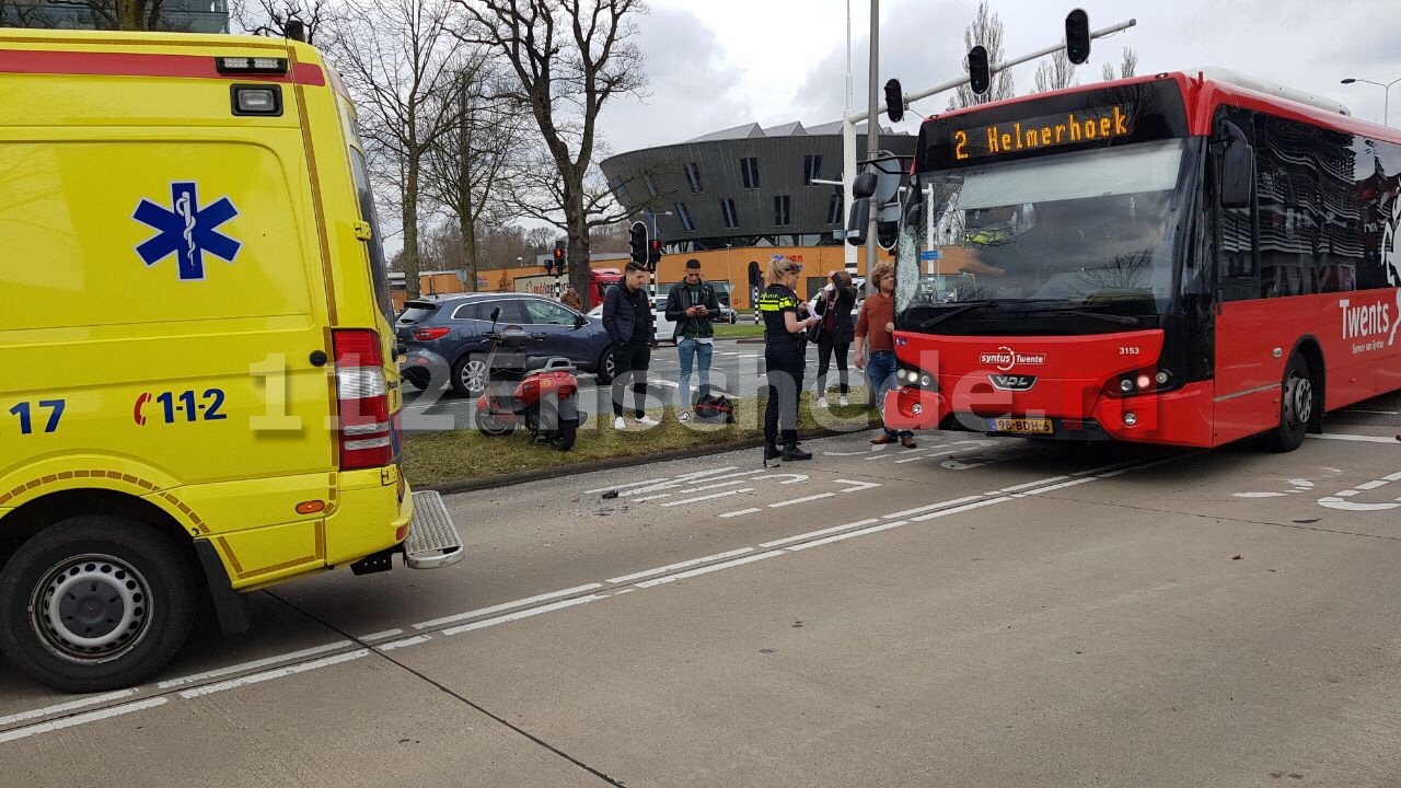 Scooterrijder gewond bij aanrijding met stadsbus in Enschede