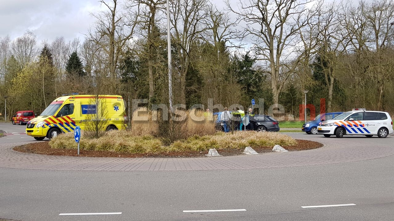 Gewonde bij aanrijding op rotonde in Enschede