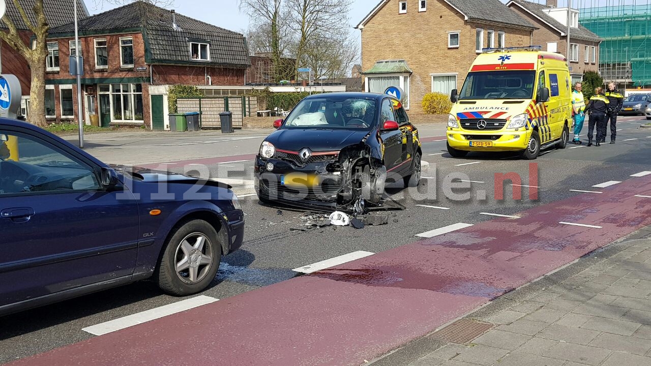 Automobilist schrikt van ambulance en botst frontaal op tegenligger in Enschede