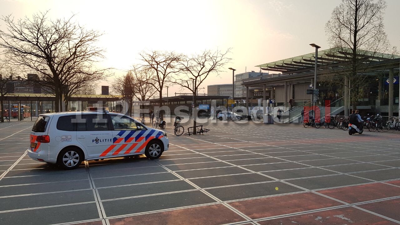 Politie rukt met meerdere auto’s uit naar station in Enschede