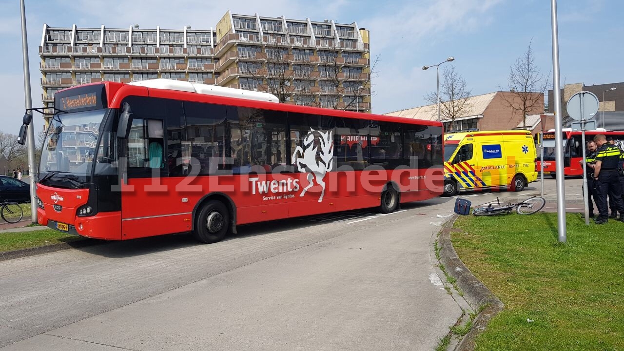 Fietsster botst met stadsbus in Enschede