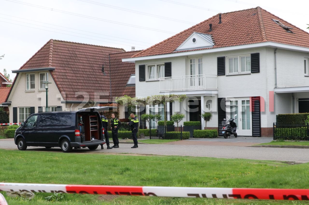 Gewelddadige beroving bij woning in Enschede, politiehelikopter ingezet, één verdachte aangehouden