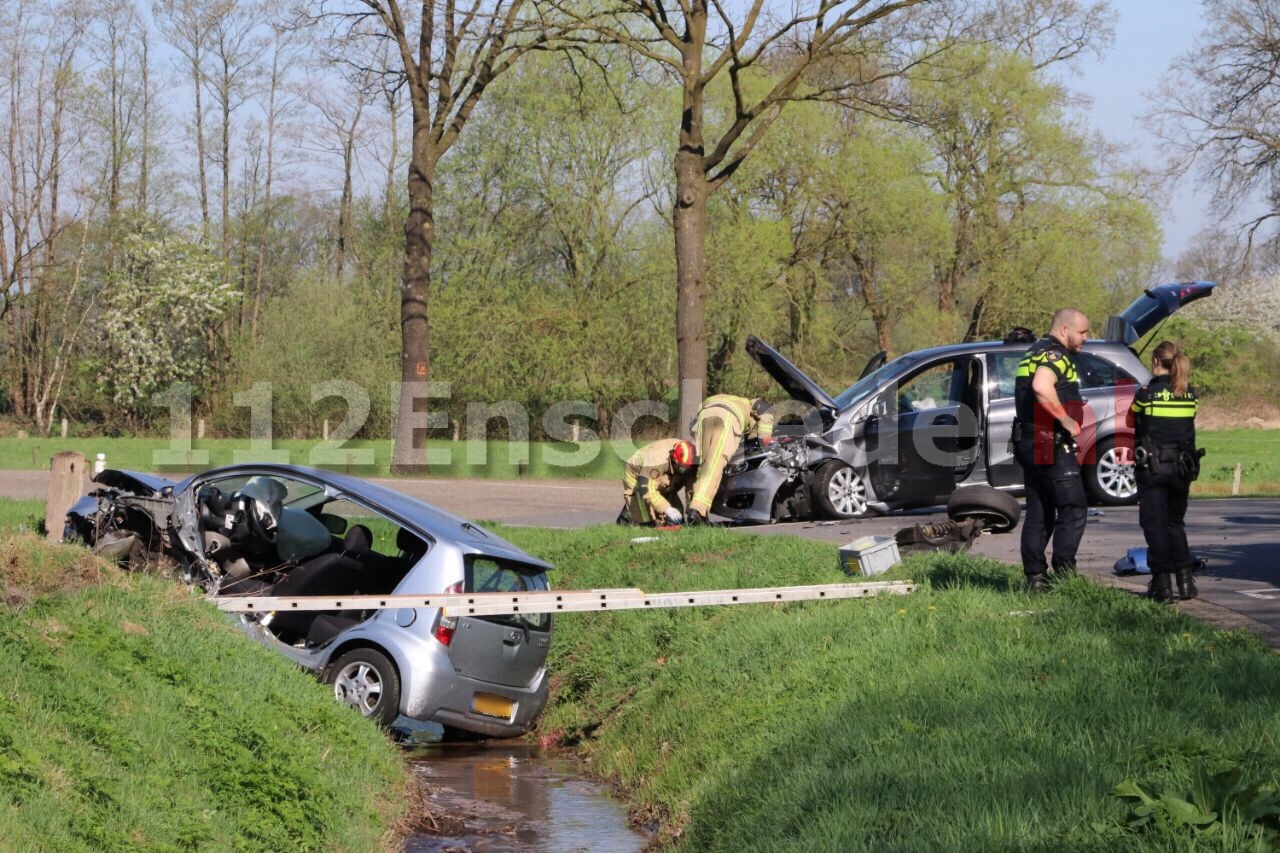 Gewonden bij frontale aanrijding in Enschede