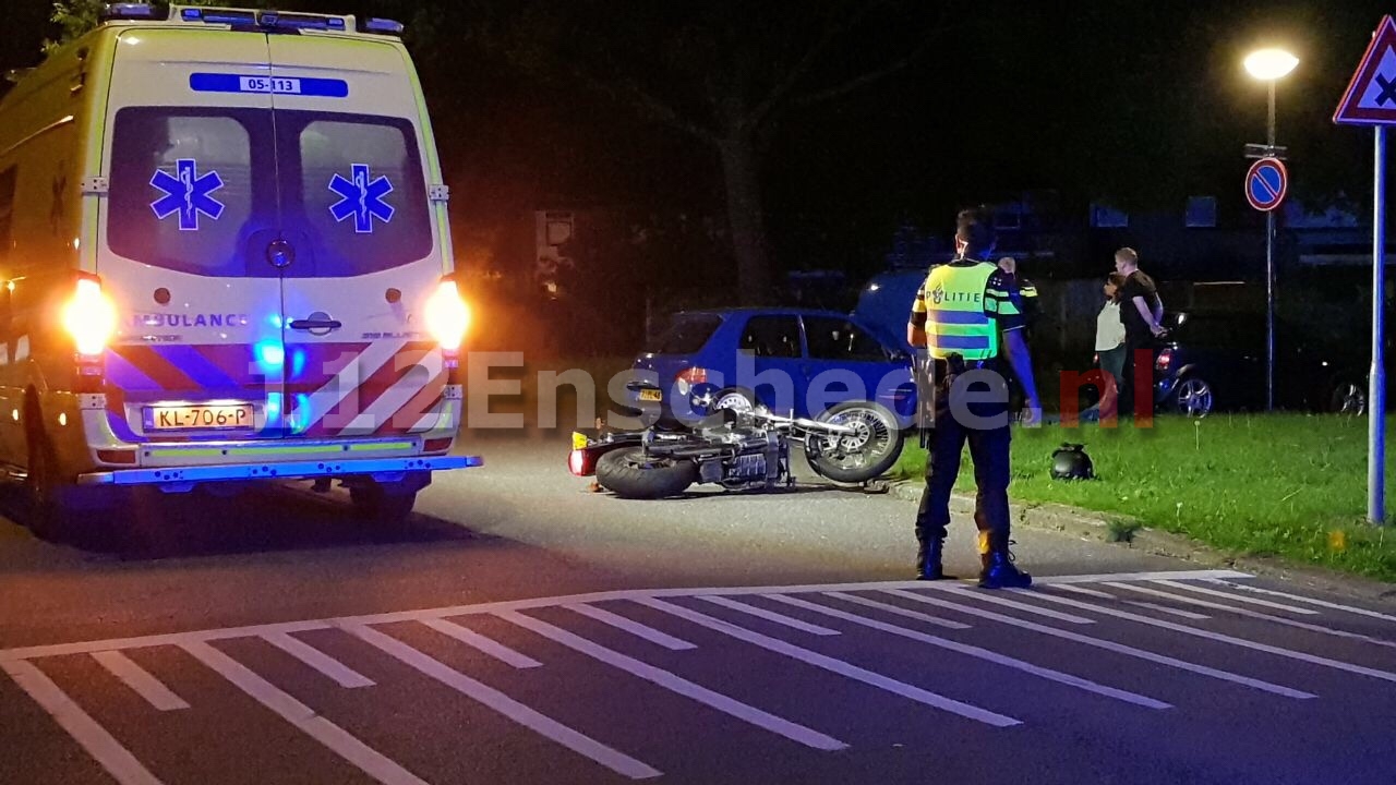 Motorrijder en auto botsen in Enschede