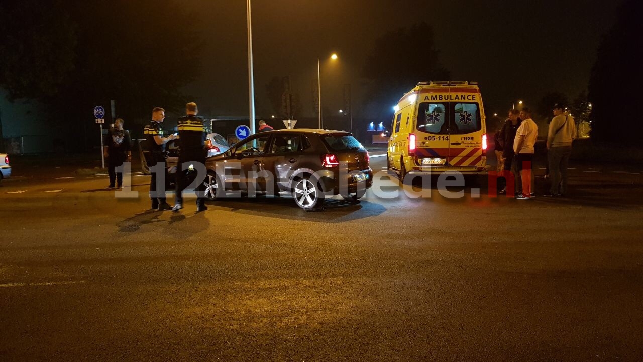 Auto’s botsen op kruising in Enschede