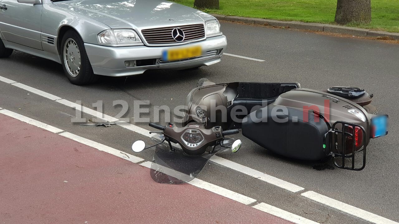 Meisje op scooter gewond bij aanrijding in Enschede, scooter meegesleept door auto