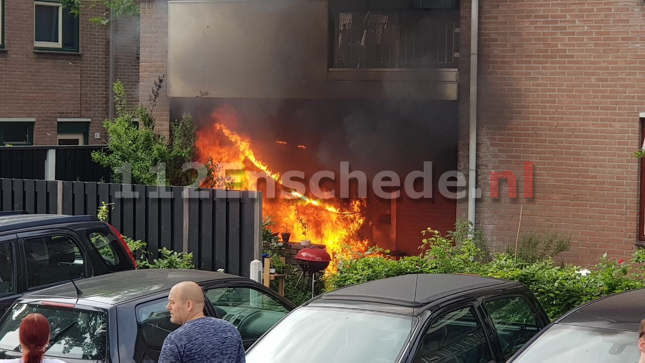 Vlammenzee bij woning in Enschede, woning loopt schade op