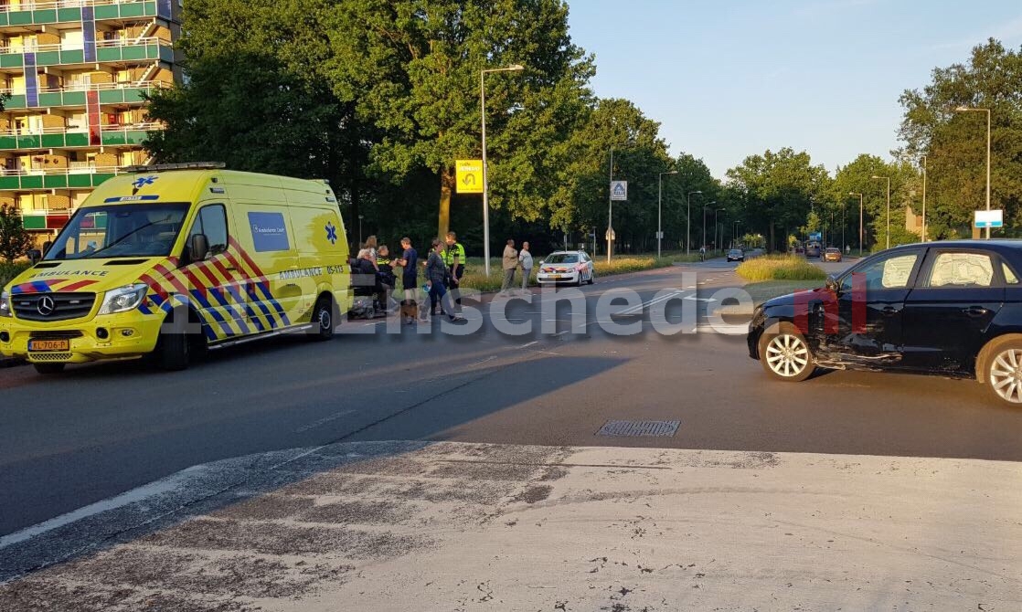 Scooterrijder loopt weg na aanrijding in Enschede