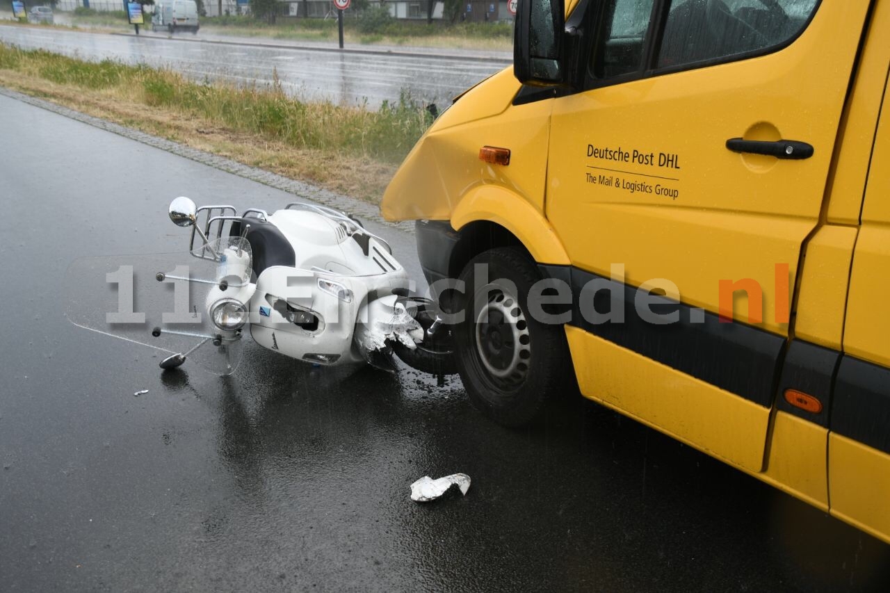 Frontale aanrijding tussen scooter en bus in Enschede