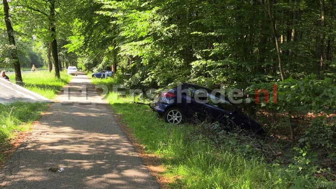Auto raakt van de weg in Enschede, bestuurder naar het ziekenhuis