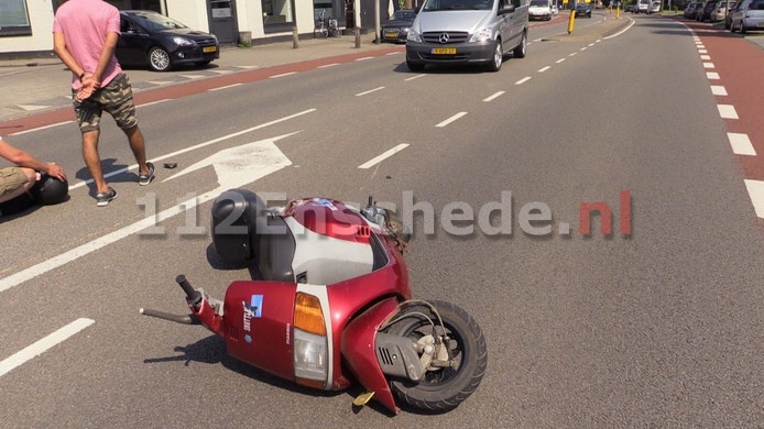 Scooterrijdster gewond bij aanrijding in Enschede