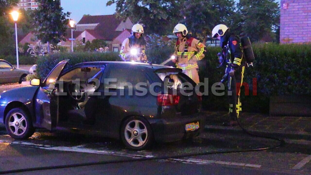 Brandweer rukt uit voor autobrand aan de Drentestraat in Enschede