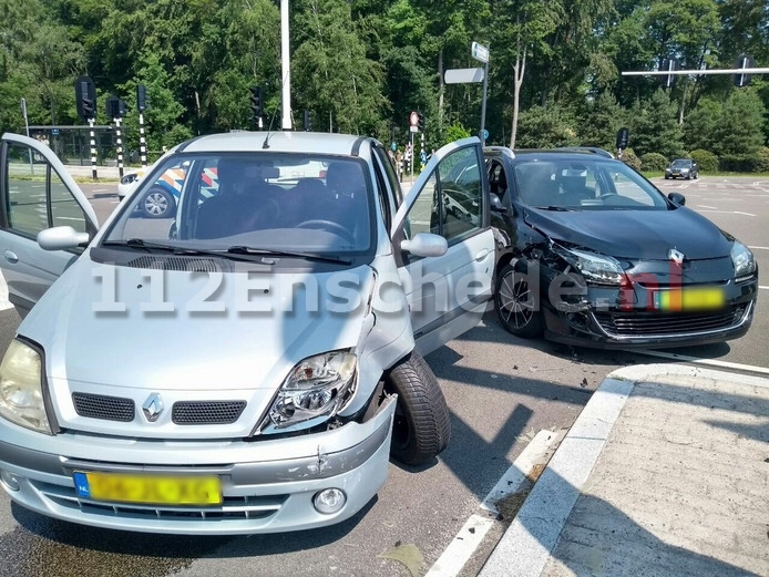 Gewonde en veel schade bij aanrijding in Enschede