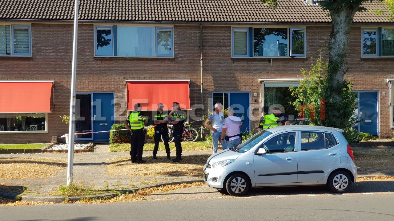 UPDATE (foto): Overleden persoon aangetroffen in woning Enschede