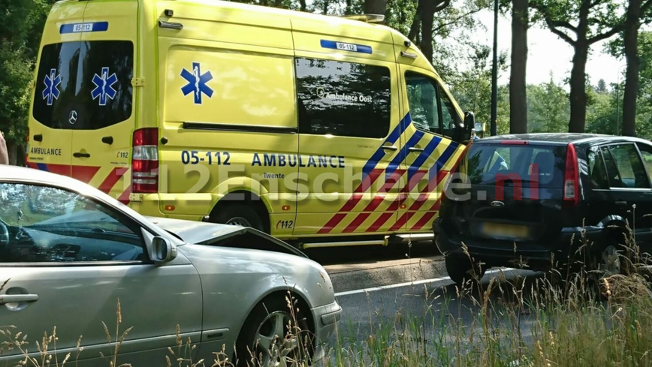 Vrouw naar ziekenhuis na aanrijding in Enschede