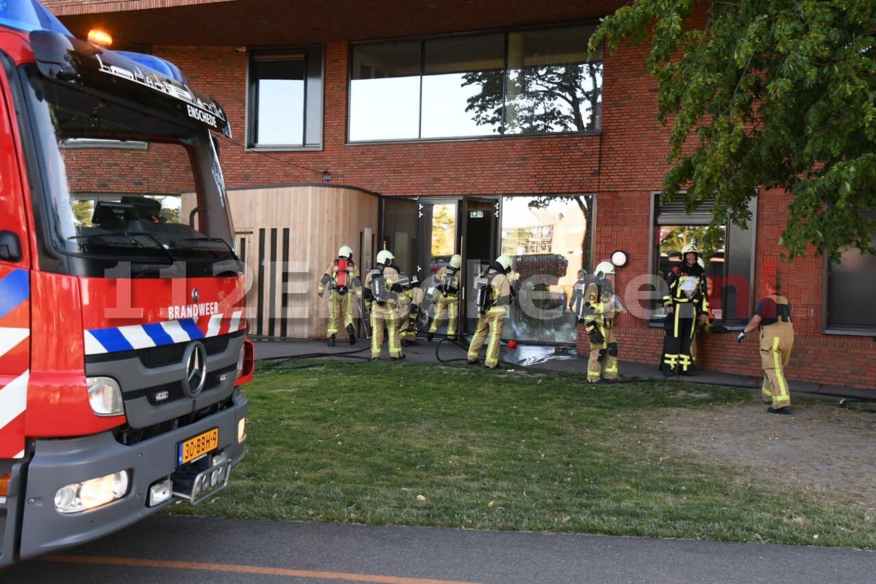 Politie doet onderzoek na brand bij school in Enschede