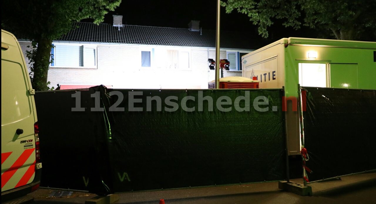 Hele nacht onderzoek in woning Enschede na vondst dode man