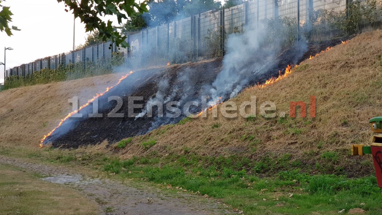 Vlammen en rookontwikkeling bij bermbrand in Enschede