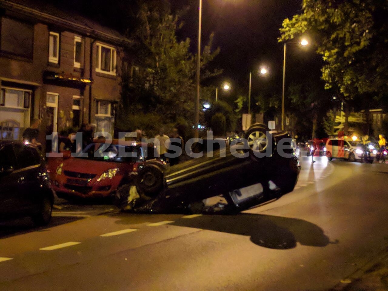 Auto slaat over de kop op singel in Enschede, twee geparkeerde auto’s geramd